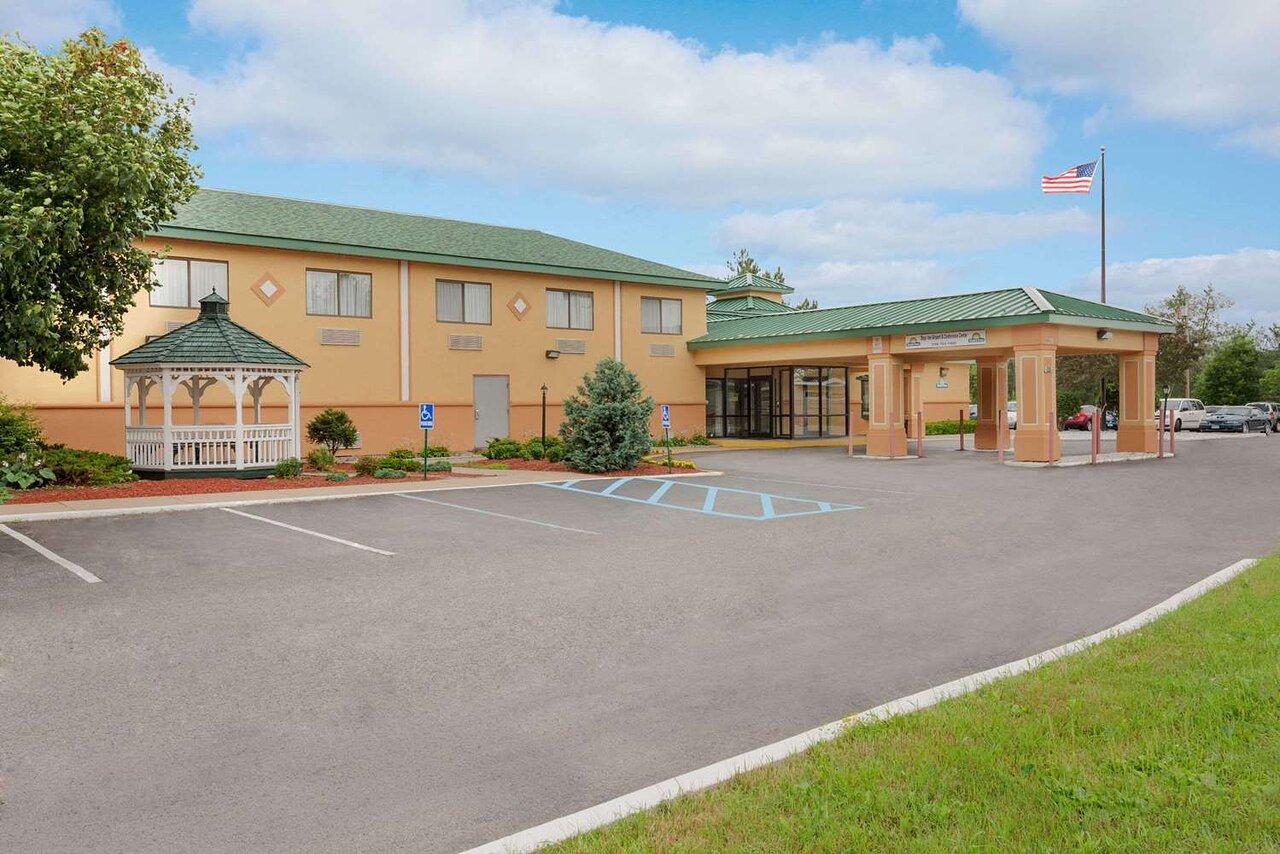 Отель Baymont By Wyndham Latham Albany Airport Экстерьер фото